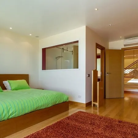 Detached House, 5 Bedrooms In *