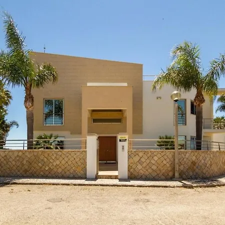 Detached House, 5 Bedrooms In *